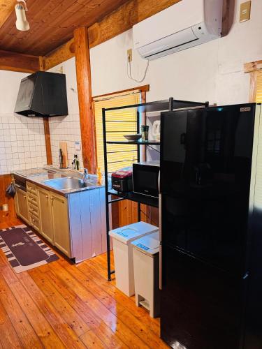 Una cocina o zona de cocina en Yufuin Log House no Yado Tom Sawyer