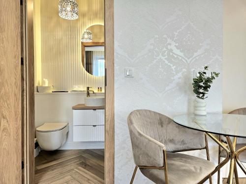 a bathroom with a table and a sink at ROOSEVELTA RESIDENCE Apartments - przy OFF Piotrkowska in Łódź