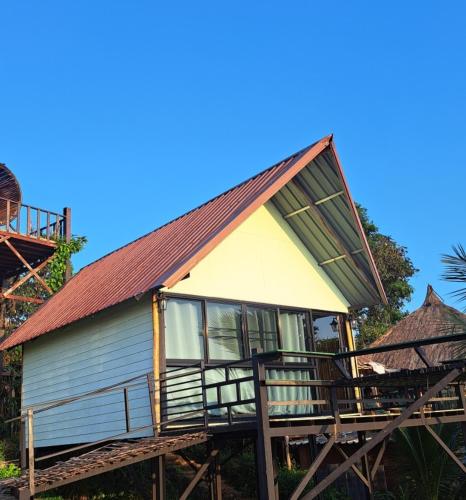 a house on top of a wooden structure at ดอยสะโง้วิวโฮมสเตย์บ้านหลังใหญ่ in Ban Doi Sa-Ngo Bon