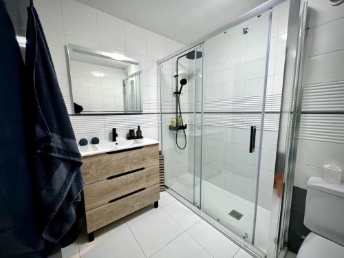ein Badezimmer mit Dusche und Waschbecken in der Unterkunft Luxury 2-Bed Marina Apartment in Alcossebre