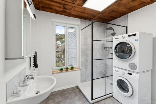 a bathroom with a sink and a washing machine at FENUS SGT10 Panoramaview Parking Kitchen in Grabs