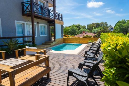 a deck with chairs and a swimming pool at Departamentos NIZA 313 in Ostende