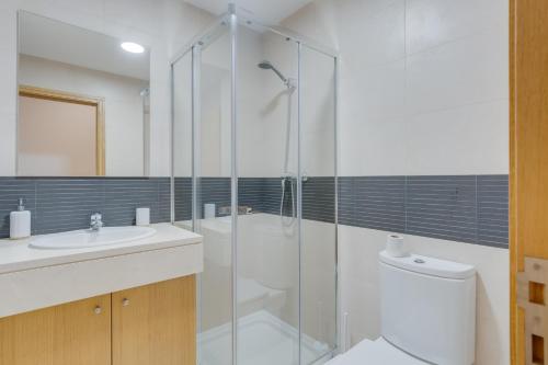 une salle de bains avec douche, toilettes et lavabo dans l'établissement Barreiros Residence I, à Funchal