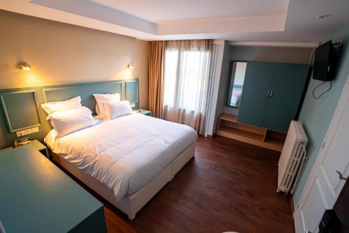 Postel nebo postele na pokoji v ubytování Breeze Hotel