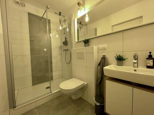 a bathroom with a shower and a toilet and a sink at Weser-City-Panorama 2Zi 9OG 5P Mitte in Bremerhaven