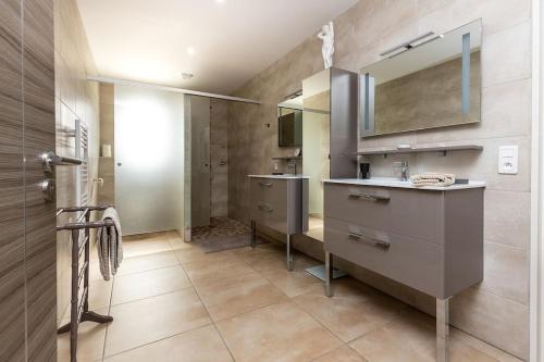 une salle de bain avec un lavabo et un miroir dans l'établissement Location Villa Mimizan 10 pers, à Mimizan-Plage