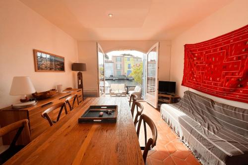 un salon avec un canapé et une table dans l'établissement Renovated house with WIFI AC a large terrace and a mooring, à Grimaud