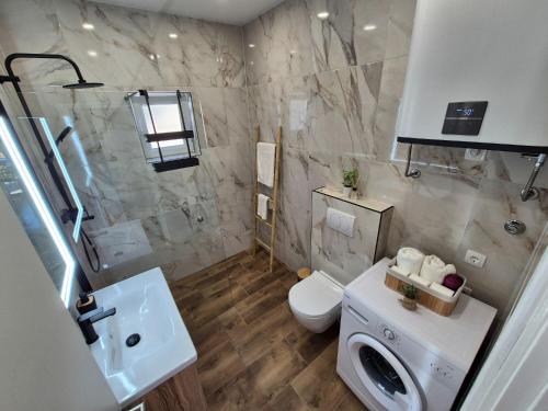 ein Badezimmer mit Toilette und Waschbecken in der Unterkunft Apartments Josi in Grebaštica