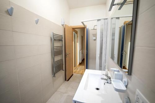 łazienka z umywalką i lustrem w obiekcie home Joséphine, a due passi dalla Reggia w mieście Caserta