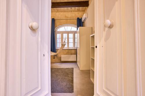 a hallway leading to a room with a window at 12 -16 , Pacifiku Scicluna in Birgu