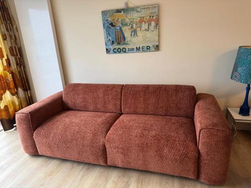 a brown couch sitting in a living room at SilverSunSet De Haan in De Haan