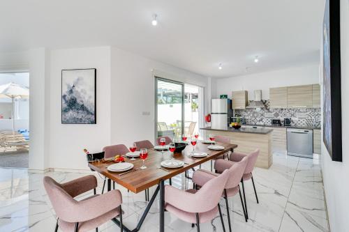 O bucătărie sau chicinetă la Villa Elite Blu by Ezoria Villas