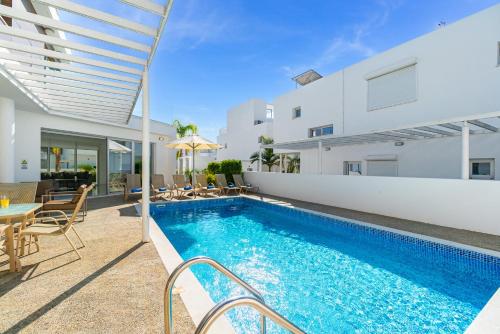 Piscina de la sau aproape de Villa Elite Blu by Ezoria Villas