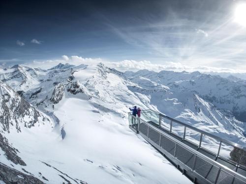 two people on a viewing platform on a snowy mountain at POP-UP LIVING Zell am See in Zell am See