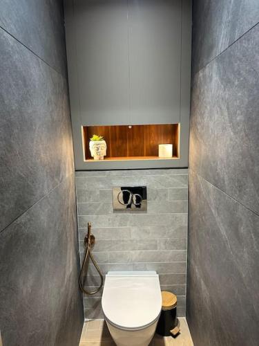 une salle de bain avec des toilettes blanches dans une chambre dans l'établissement Ramier, à Saint-Étienne