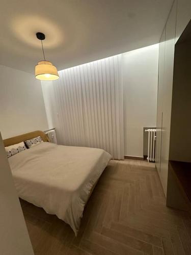 - une chambre avec un lit et une lumière dans l'établissement Ramier, à Saint-Étienne