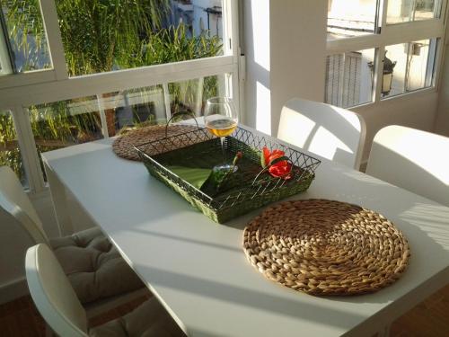 una mesa con una cesta de comida y una copa de vino en Unique Plaza Higuitos, en Almuñécar