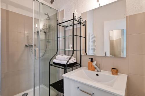 La salle de bains est pourvue d'un lavabo et d'une douche. dans l'établissement Le Marseillais - Vieux Port, à Marseille