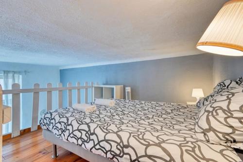 une chambre avec un lit dans une pièce aux murs bleus dans l'établissement Le Marseillais - Vieux Port, à Marseille