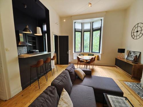 a living room with a couch and a table at Appartement Manhattan 4 pers in La Madeleine