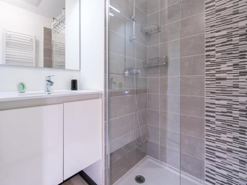 une salle de bain avec douche et lavabo dans l'établissement La Dune 60 - VILLA 3P6, à Sérignan