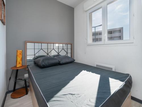 un lit dans une chambre blanche avec une fenêtre dans l'établissement La Dune 60 - VILLA 3P6, à Sérignan