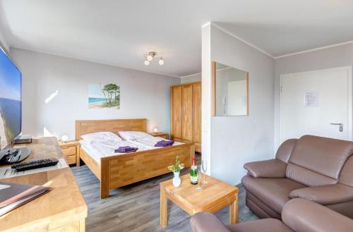 a small room with a bed and a couch at Peenemünde, Seglerhafen_ST_Jolle 16 in Peenemünde