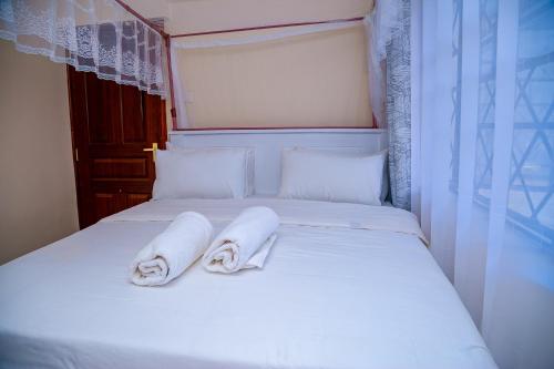 Postel nebo postele na pokoji v ubytování Dreamy Abode 1BR Kisumu