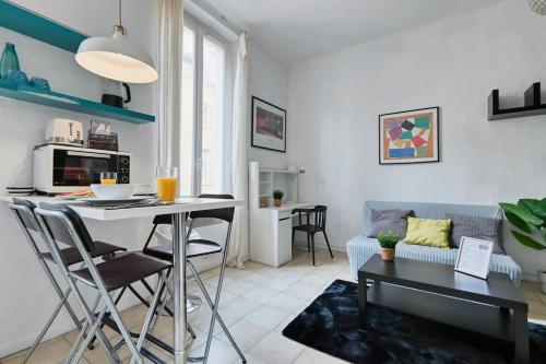 une cuisine et un salon avec une table et des chaises dans l'établissement Le Provençal - Vieux Port, à Marseille