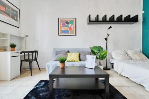 un salon avec un canapé et une table dans l'établissement Le Provençal - Vieux Port, à Marseille