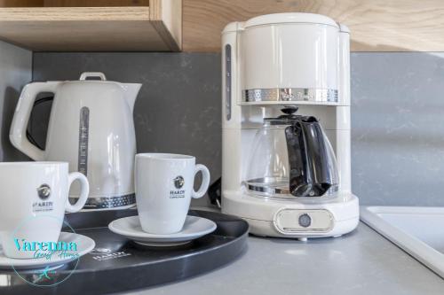 Příslušenství pro přípravu čaje a kávy v ubytování Varenna Guest House
