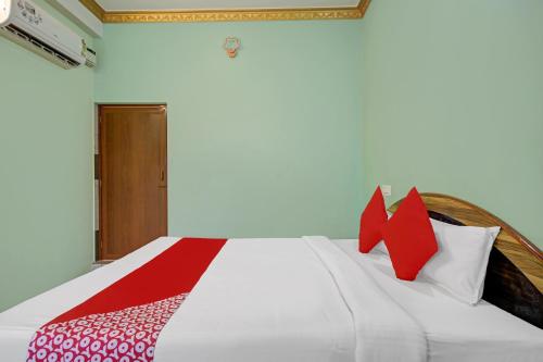 Una cama o camas en una habitación de Hotel O Primes Residency