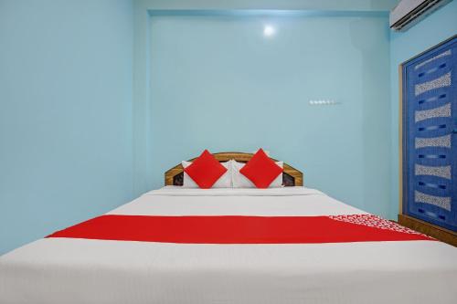 Una cama o camas en una habitación de Hotel O Primes Residency