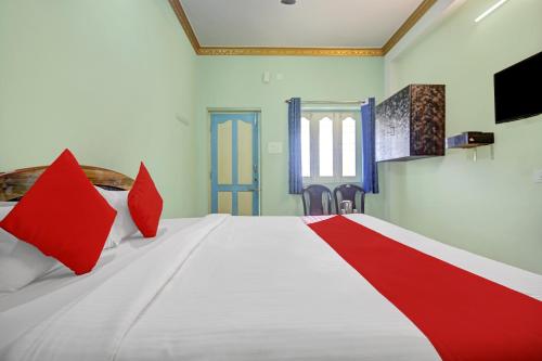 Una cama o camas en una habitación de Hotel O Primes Residency
