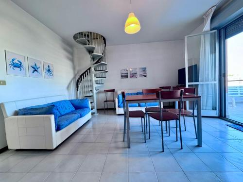 a living room with a couch and a table at Le paperelle in Ortona