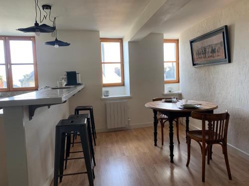 une cuisine et une salle à manger avec une table et des chaises dans l'établissement Aristide chic, à Fougères