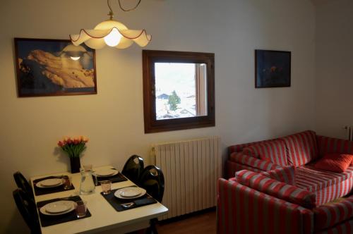 un salon avec un canapé et une table dans l'établissement Hostdomus - Casa Borgata, à Borgata Sestriere