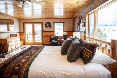 a bedroom with a large bed with pillows on it at Rancho Deluxe Lodge in Livingston
