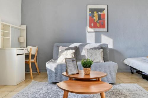 un salon avec un canapé et une table dans l'établissement Le Grand Provençal - Vieux Port, à Marseille