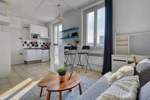 un salon avec un canapé et une table dans l'établissement Le Grand Provençal - Vieux Port, à Marseille