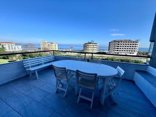 a table and chairs on a balcony with a view of the ocean at Le paperelle in Ortona