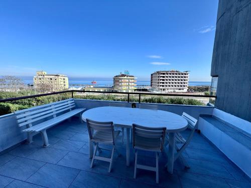 a table and chairs on a balcony with a view of the ocean at Le paperelle in Ortona