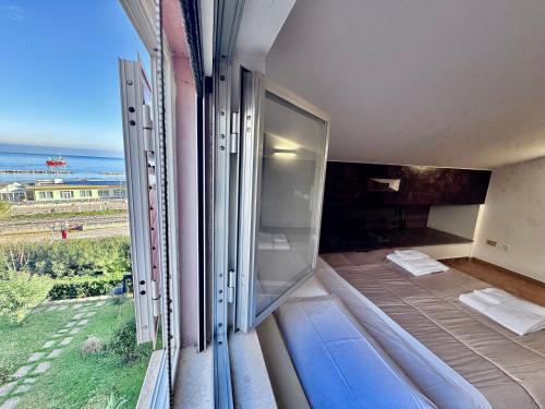 a room with a balcony with a view of the ocean at Le paperelle in Ortona
