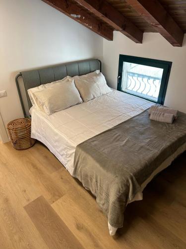 a large bed in a bedroom with a window at Green Suite in Latisana