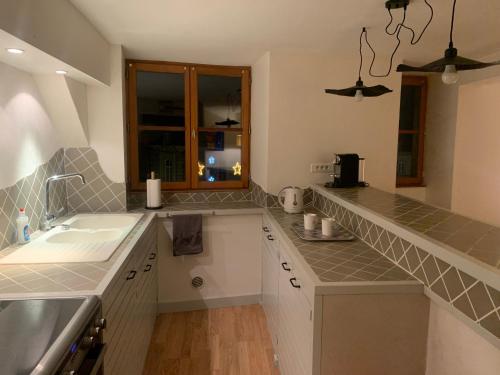 une cuisine avec un évier et un plan de travail dans l'établissement Aristide chic, à Fougères