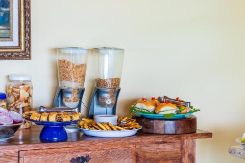 une table avec des bols de nourriture en haut dans l'établissement La Proeza Pousada, à Búzios