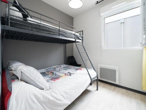 une chambre avec un lit superposé et une fenêtre dans l'établissement La Dune 73 - Villa 4P9, à Sérignan