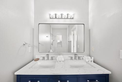 a bathroom with two sinks and a large mirror at Ventana Breeze in Santa Rosa Beach