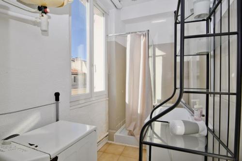 une salle de bain avec toilettes et fenêtre dans l'établissement Pied-à-terre idéal au Vieux-Port, à Marseille