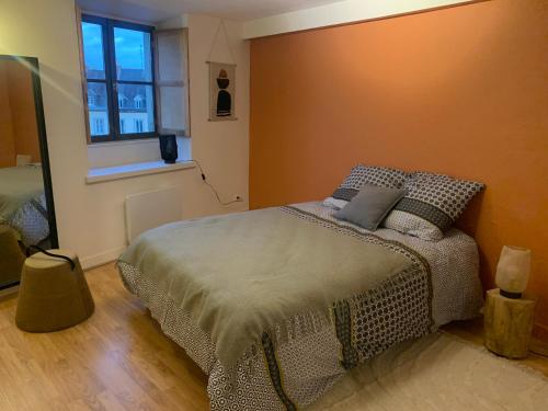une chambre avec un lit et une fenêtre dans l'établissement Aristide chic, à Fougères